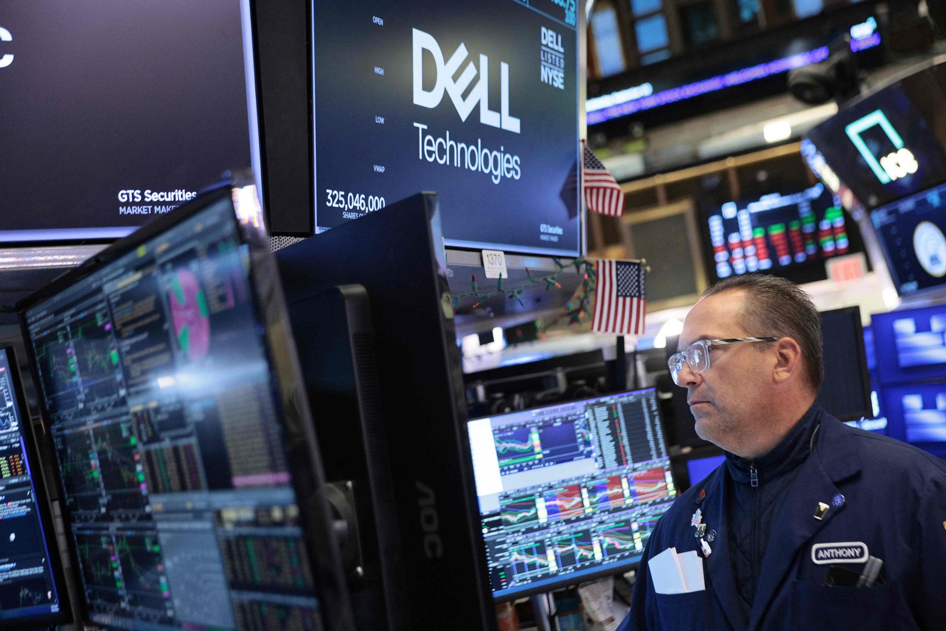 Oil prices keep rising and weigh on Wall Street