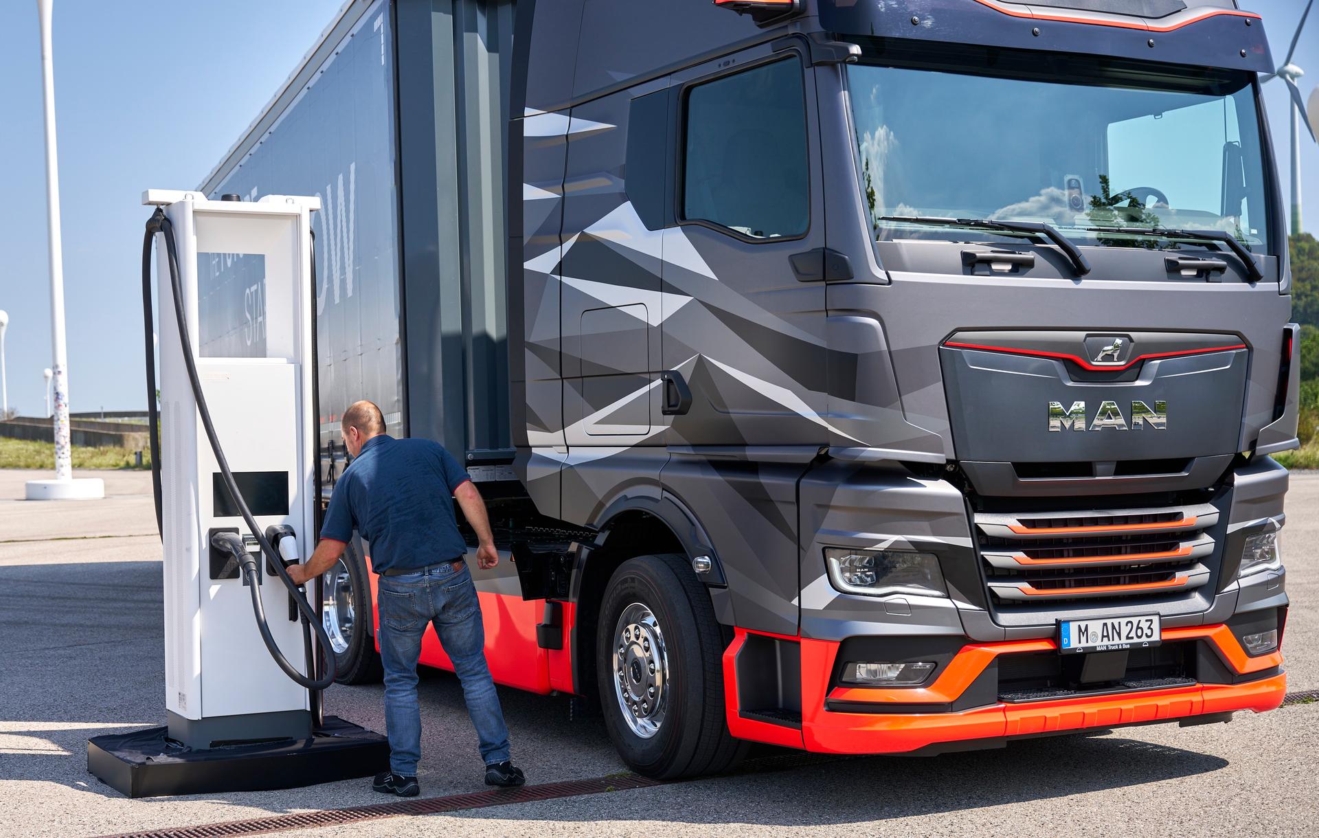 The electric truck at a crossroads: manufacturers have the product but there is nowhere to charge them