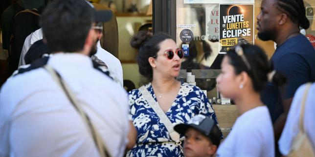 A few hours before the solar eclipse, the search for the essential glasses turns into a treasure hunt