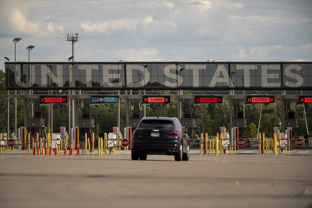Donald Trump bans Canadian goods from U.S. government contracts after new tariffs