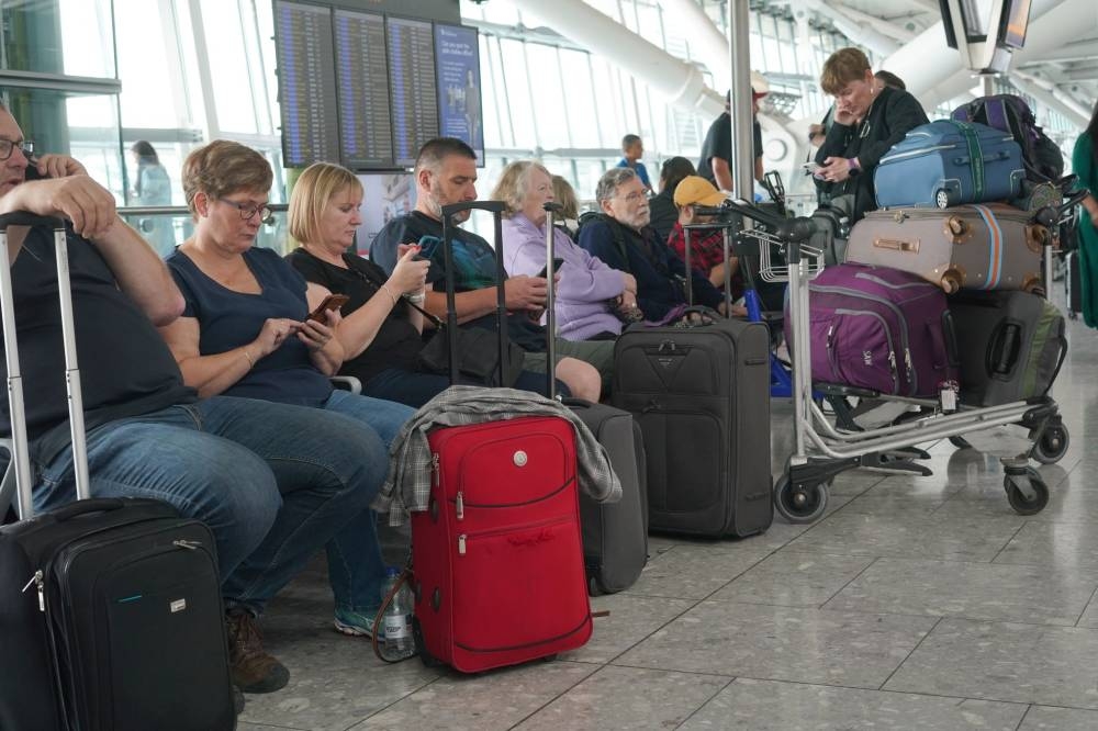 Hundreds of UK flights cancelled after air traffic control glitch