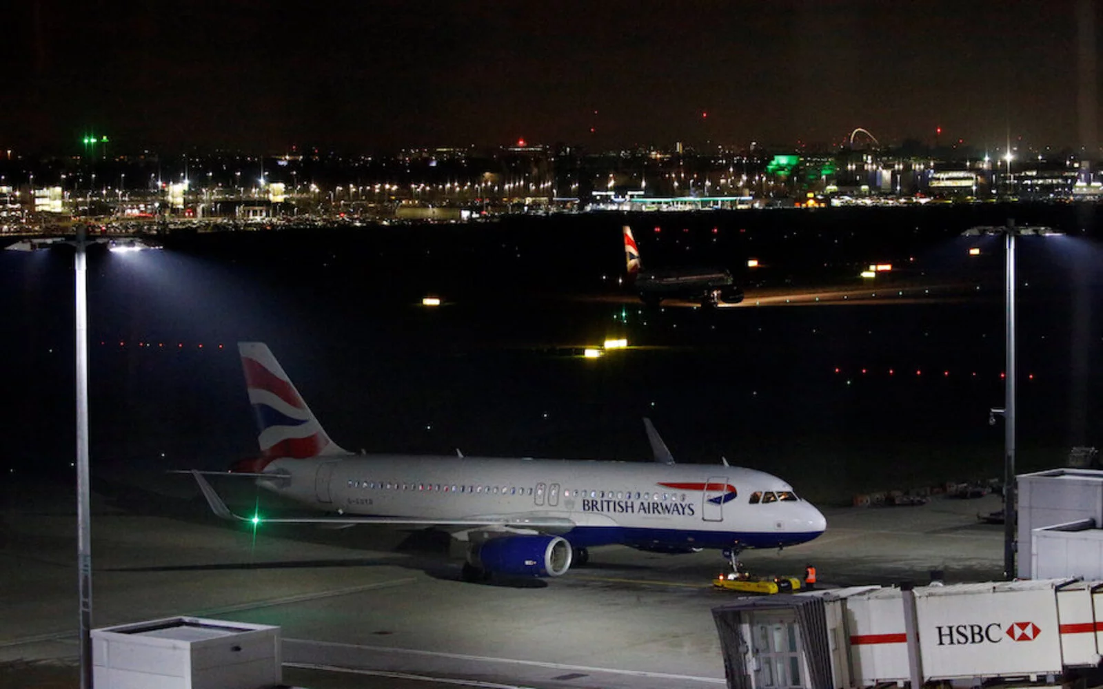 Nearly 1,100 flights cancelled after UK air traffic control glitch
