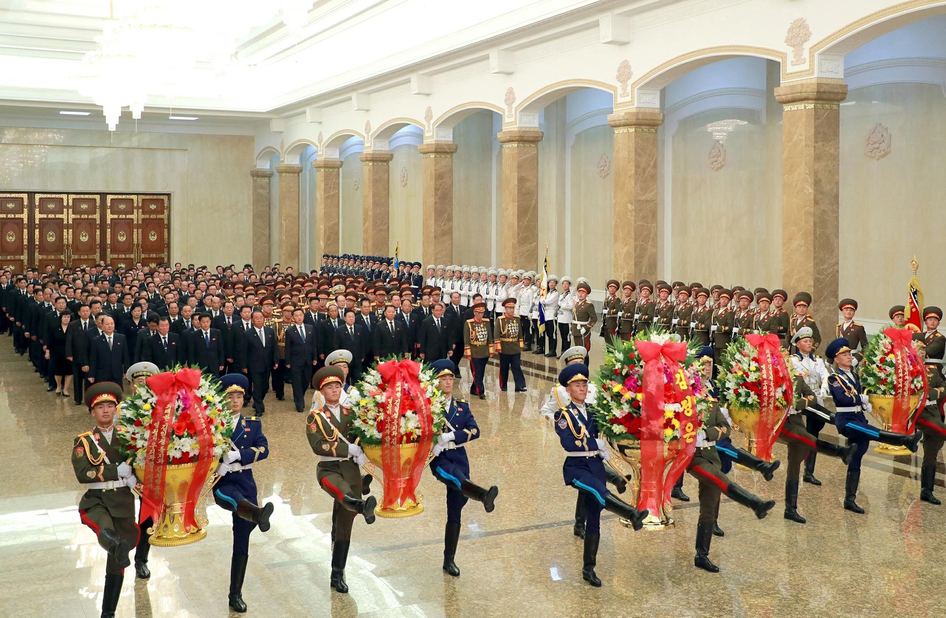 N. Korean cadres, officials pay tribute to late former state leaders on founding anniv.