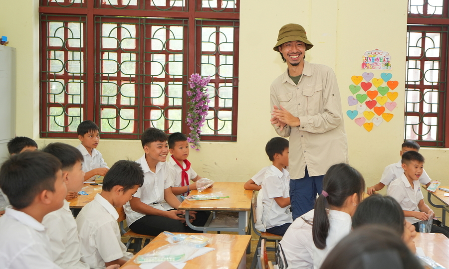 Rapper joins handover of Hope Library in Vietnam's mountainous school