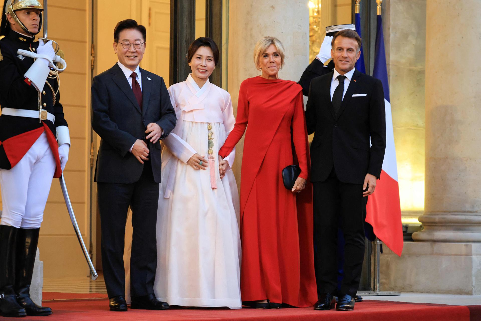 President Lee conferred France's highest decoration for promoting bilateral ties