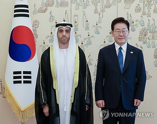 (LEAD) Lee receives letters of credence from new U.S. Amb. Steel, 3 other envoys