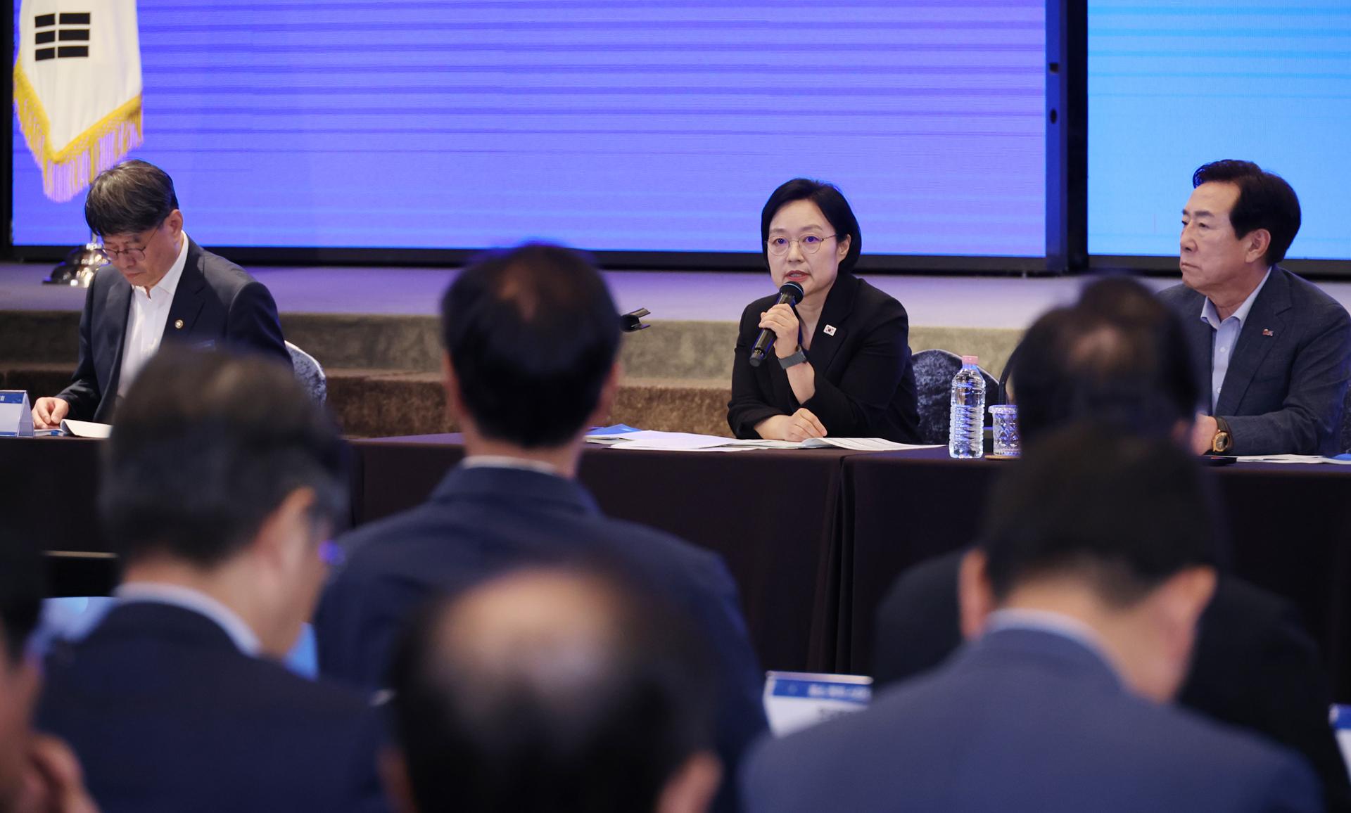 Gov't to establish deregulation committee for venture, startup businesses: PM