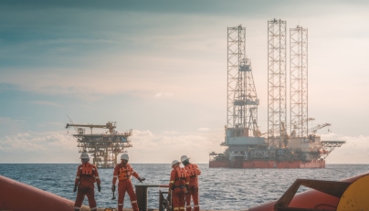 Oil rises amid supply disruptions concerns