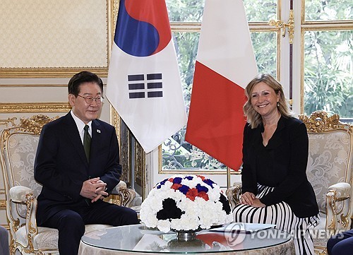 (2nd LD) S. Korean President Lee meets French National Assembly speaker