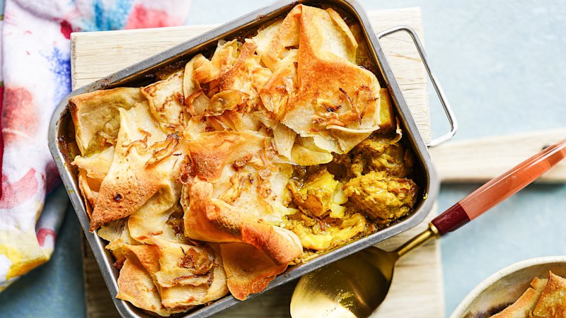 Yellow curry chicken pie with roti ‘rough puff’