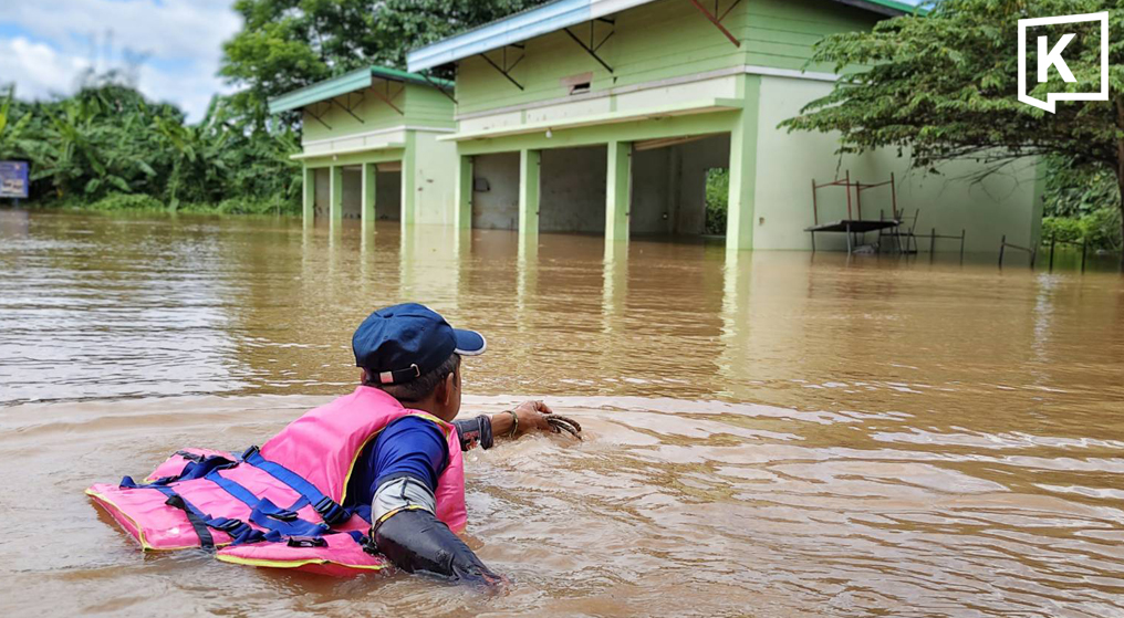 Mekong floods Thai-Lao market as water nears crisis level