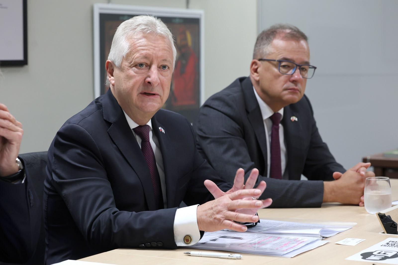 Korean arms firms need European joint ventures to expand NATO ties: Czech defense chief