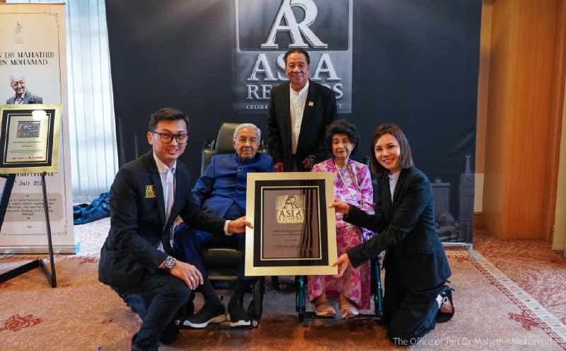 Tun M, Dr Siti Hasmah recognised as record-breaking centenarian couple