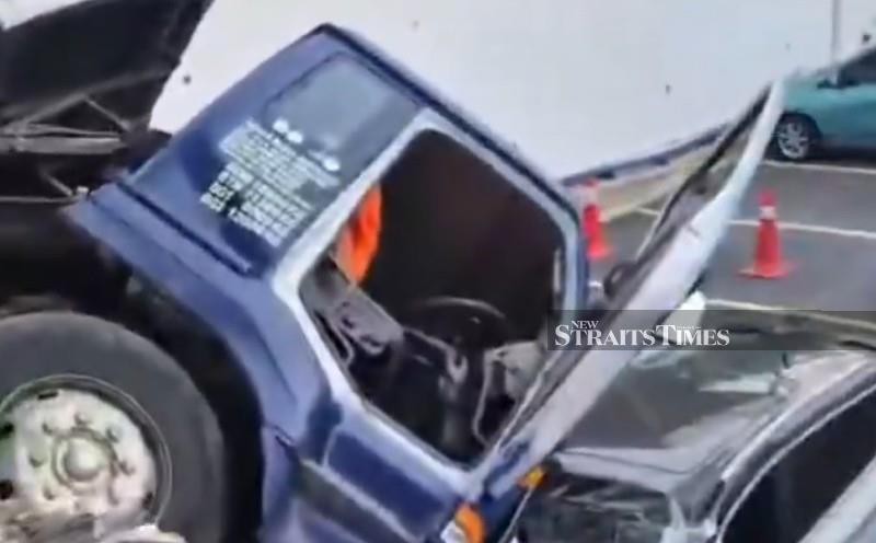 #NSTviral: Garbage truck crashes and lands on SUV at Pantai Hill Park