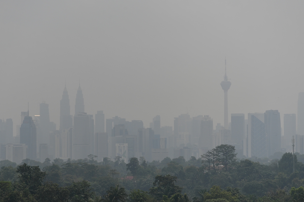 Haze hits Malaysia as 12 air monitoring stations record unhealthy API readings