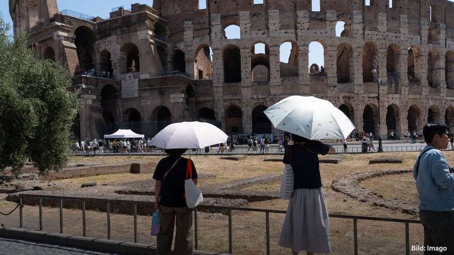 Italien: Touristen trotzen fast 40 Grad am Forum Romanum