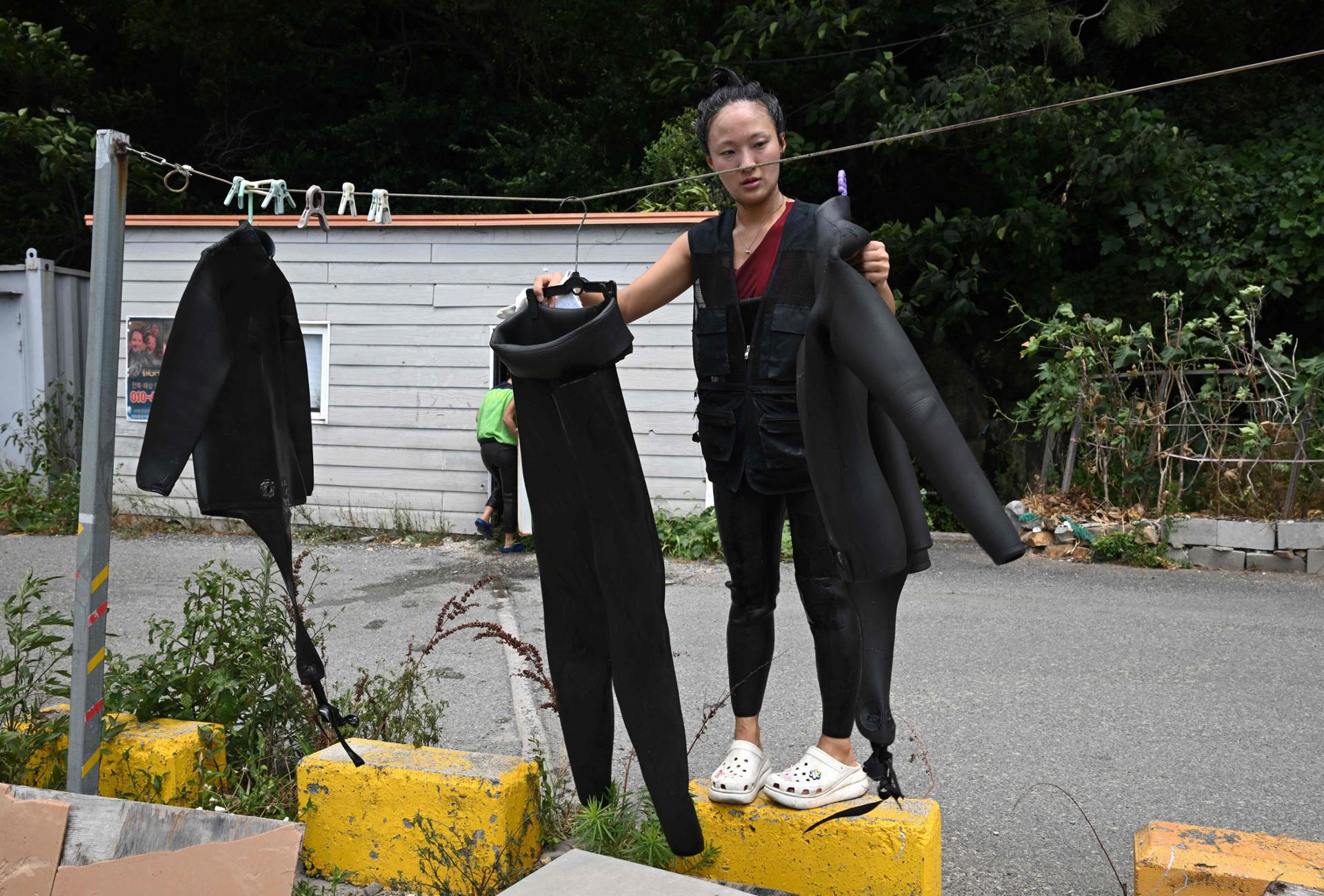 Women quit Korea's grind for diving tradition