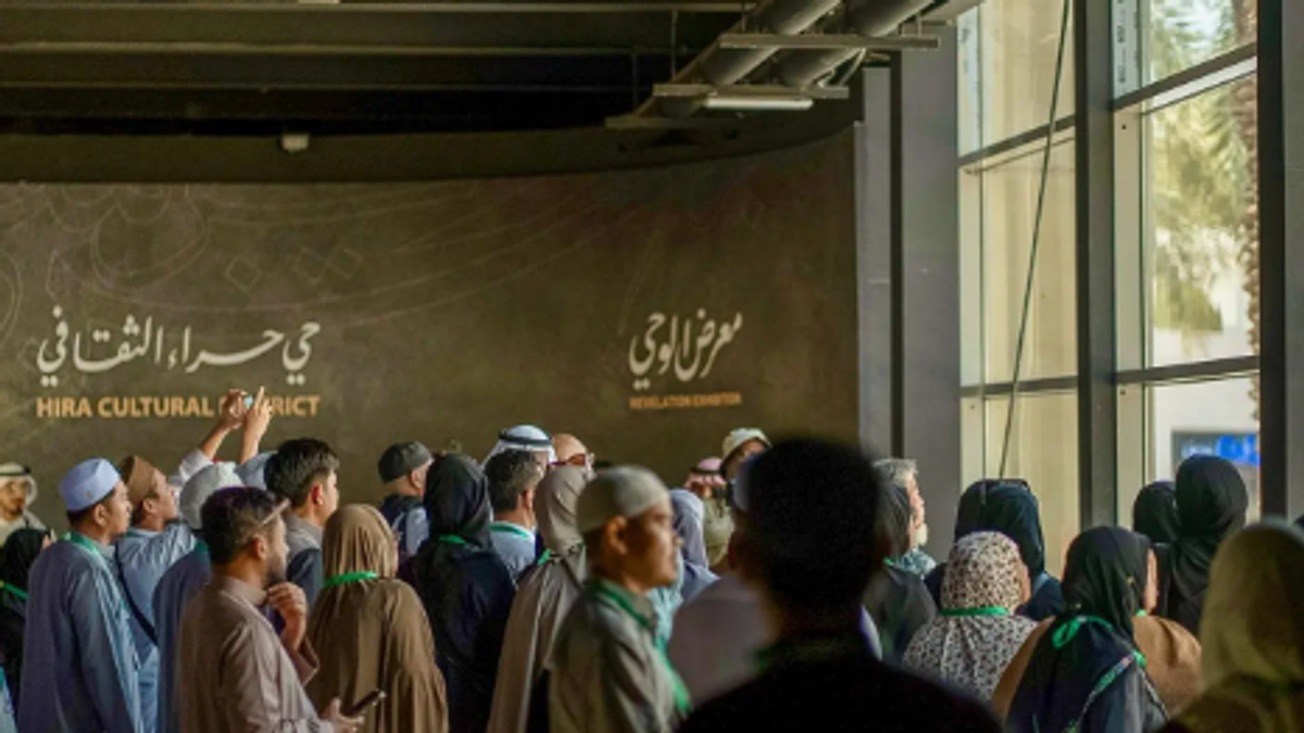 King Salman’s Umrah guests visit Kaaba Kiswa Complex and Revelation Exhibition
