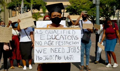 Why are 27,092 teaching posts still vacant in South Africa?