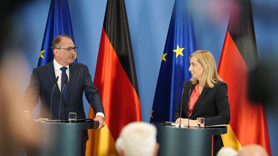 Kabinett: Bundesregierung gibt Nachrichtendiensten Lizenz zum Stören