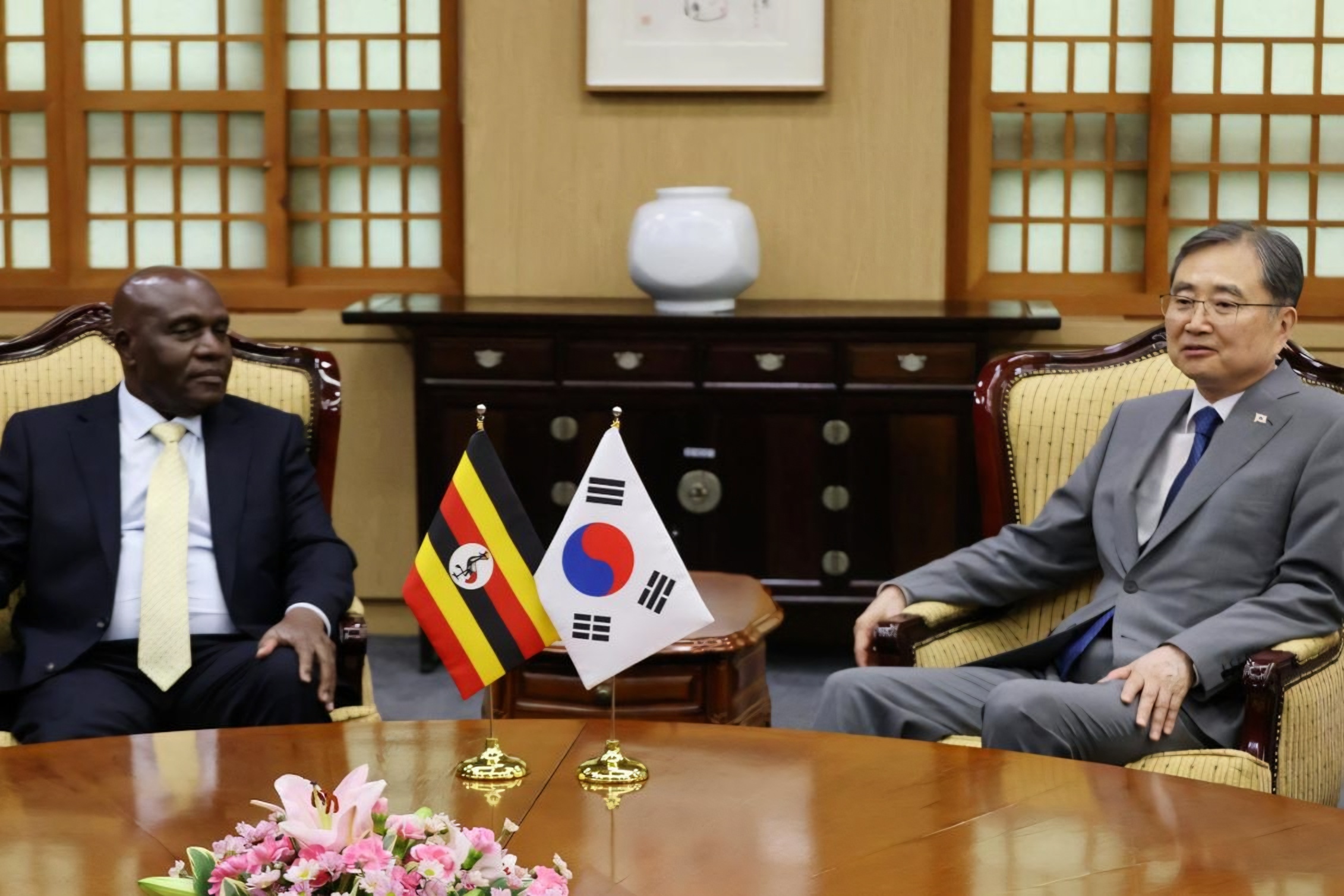 FM Cho seeks Ugandan support for Korean nuclear, AI push