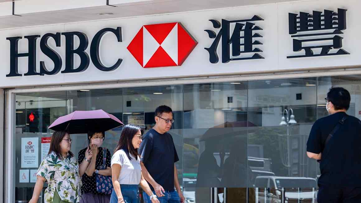 HSBC’s global insurance head steps down