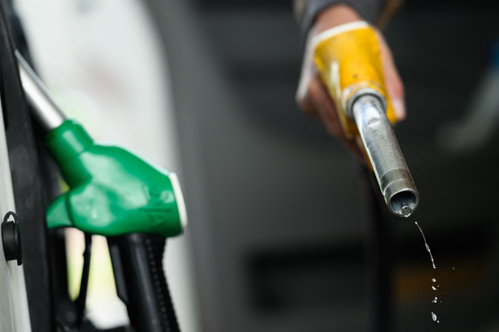 Finance Ministry: Prices of non subsidised RON97, RON95, diesel cheaper by 20, 15 and 10 sen respectively from Aug 13 to 19