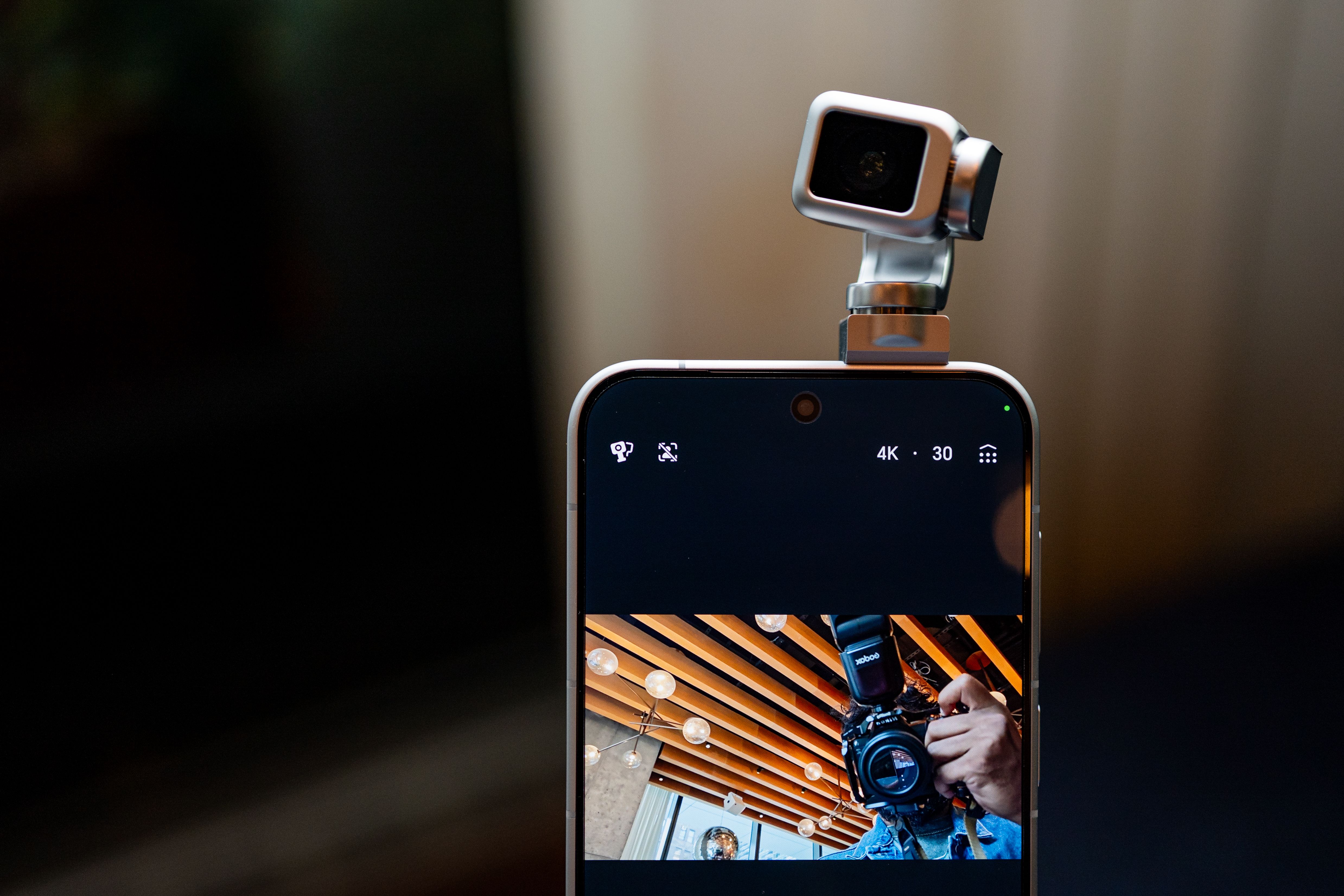 Honor’s Robot Phone Has a Gimbal-Powered Camera for Vloggers