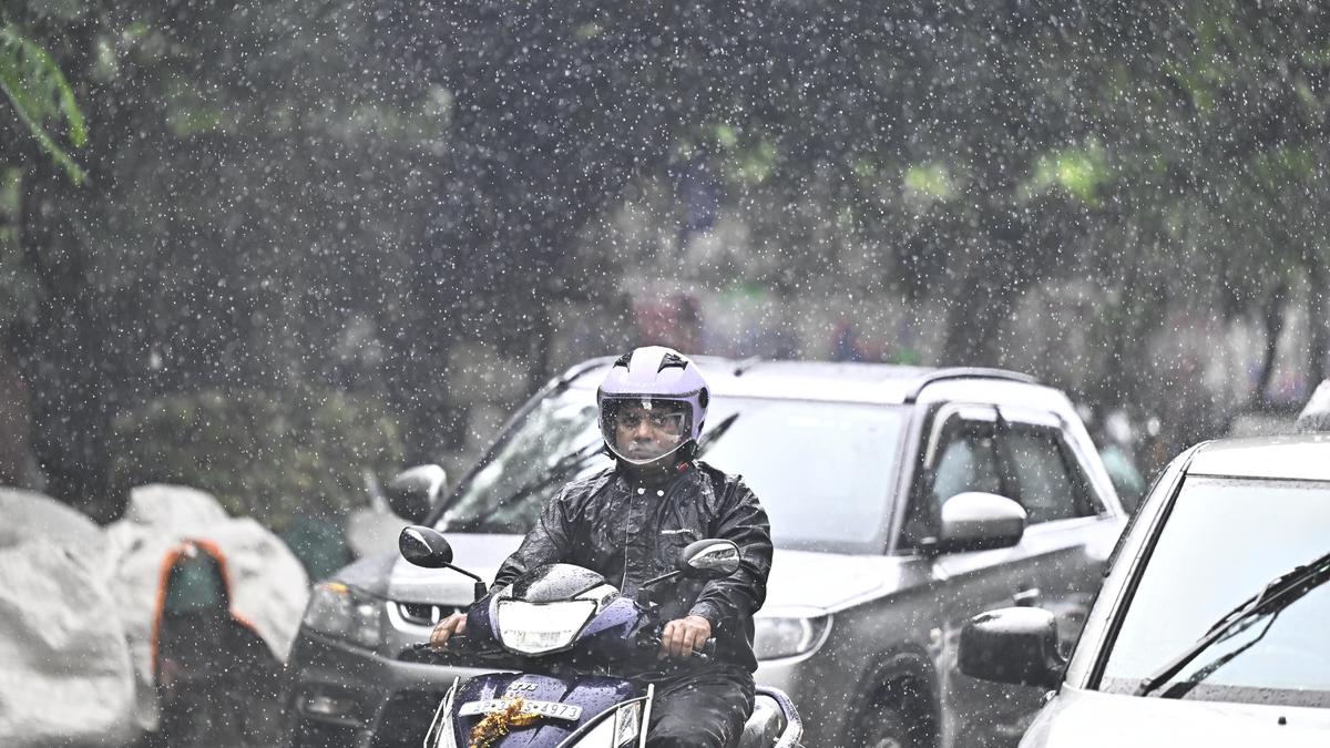 Heavy rain lashes parts of Hyderabad, waterlogging in many areas