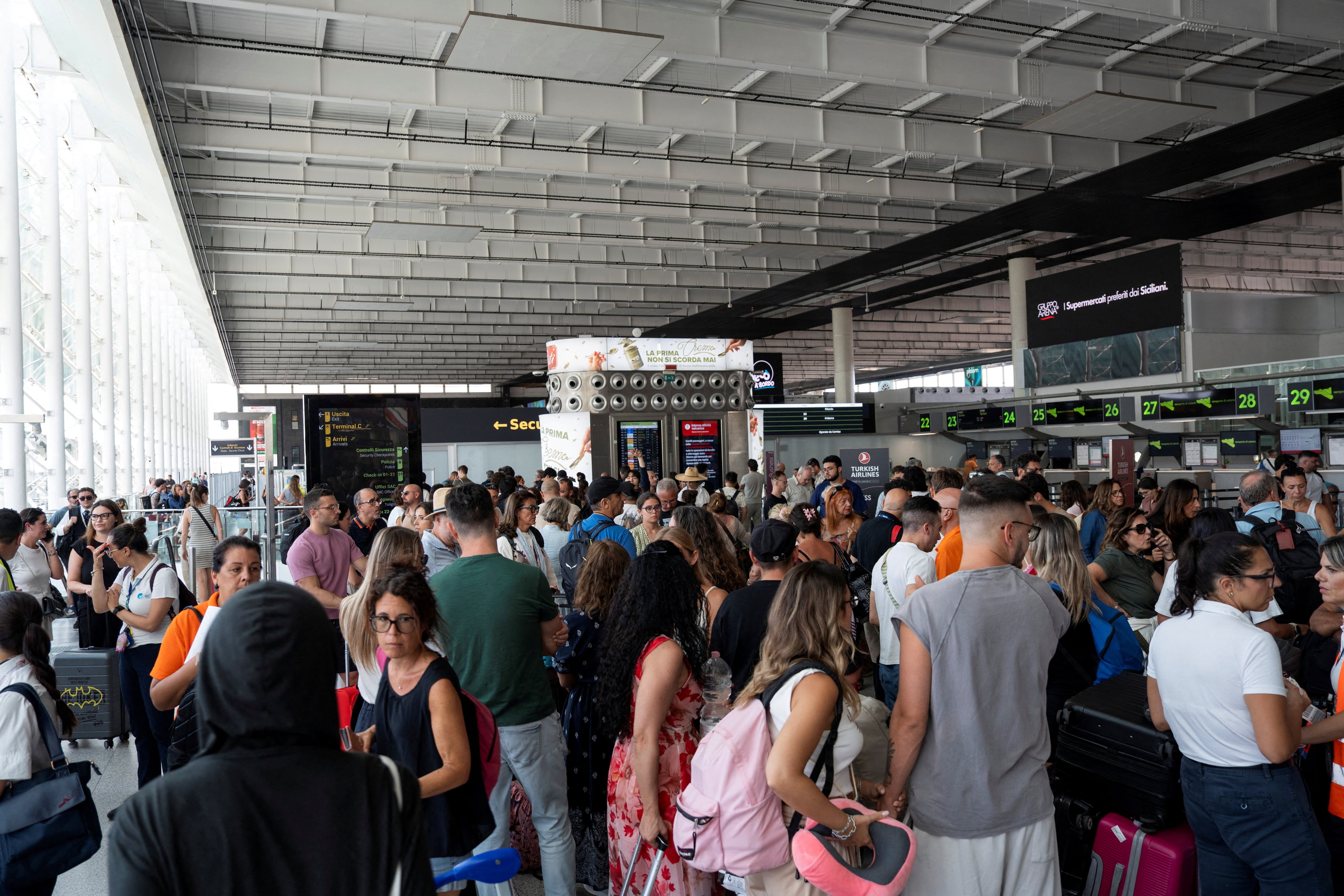 The eruption of Etna unleashes chaos in Sicily's airports in the midst of high season