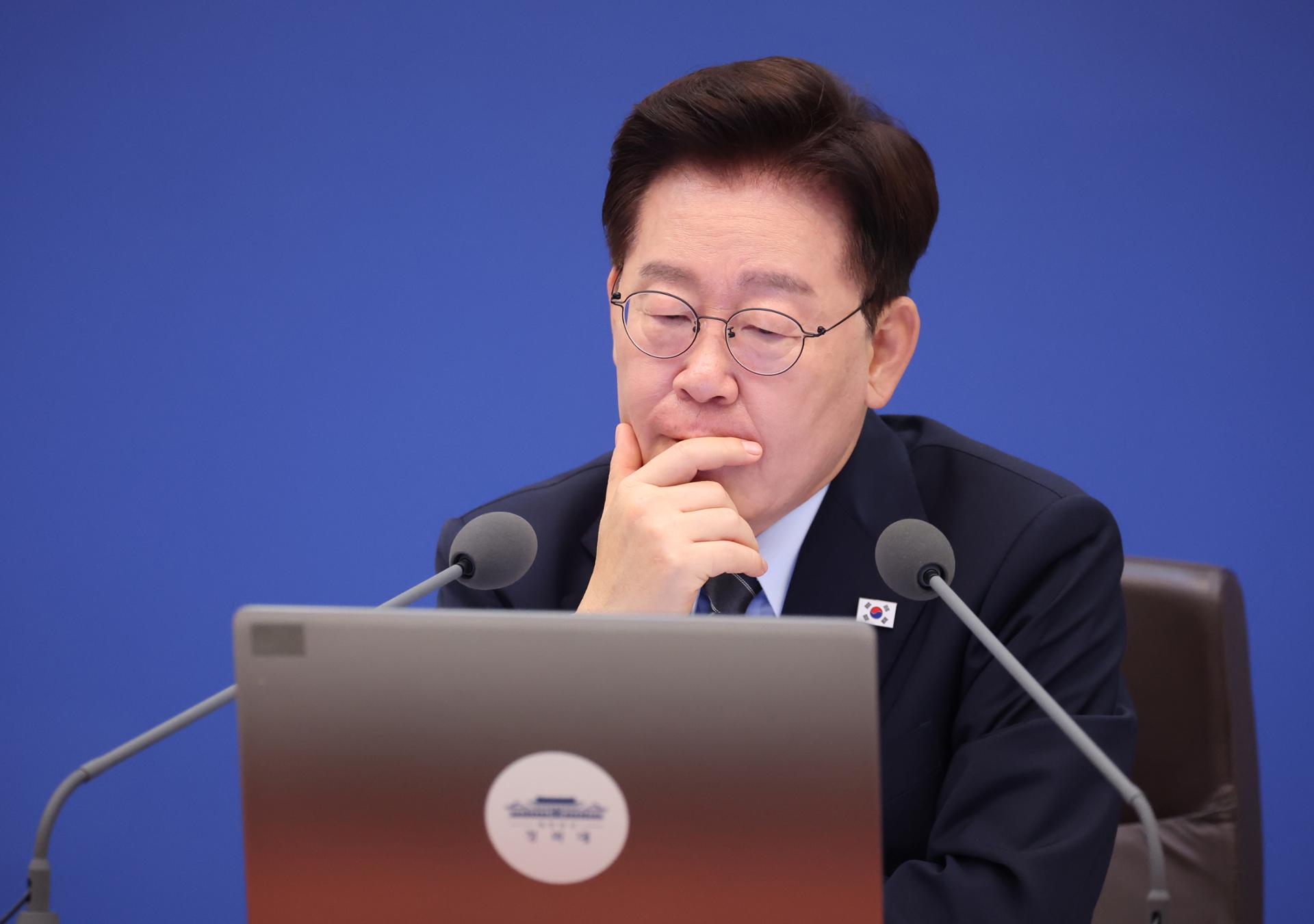 Lee's approval rating dips to record low of 38%: poll