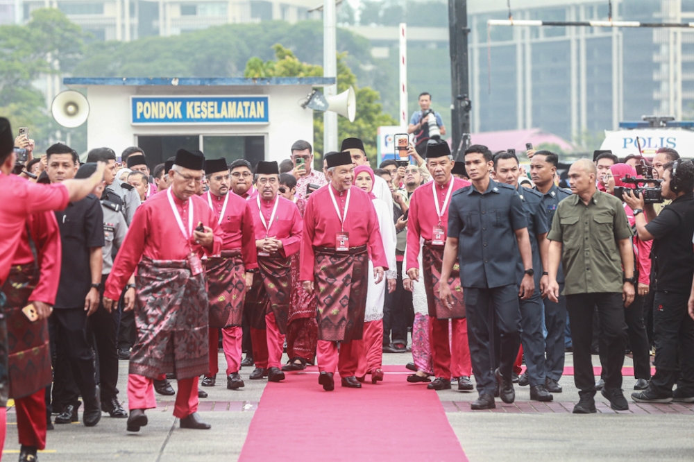 Classic hits set upbeat tone as Umno assembly enters third day