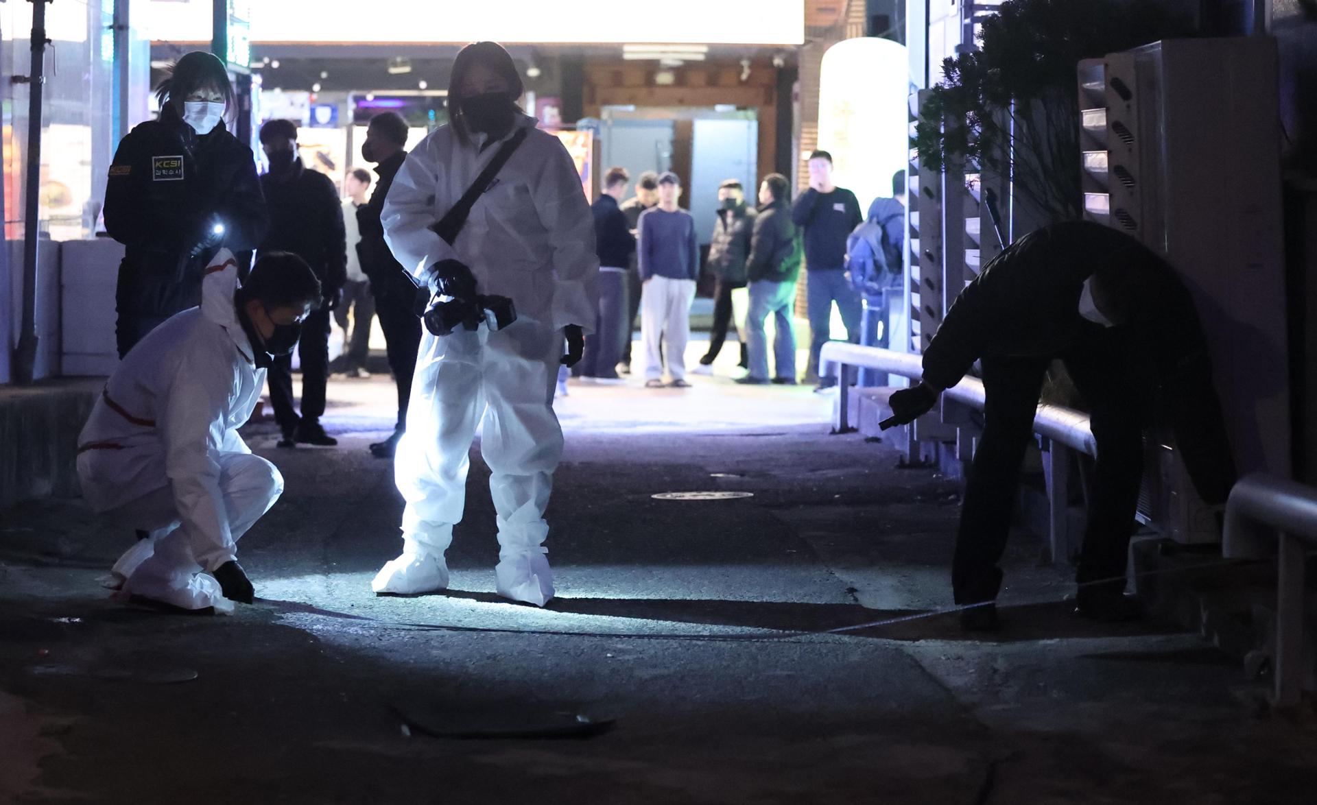Families of motel attack victims accuse police officer of dereliction of duty