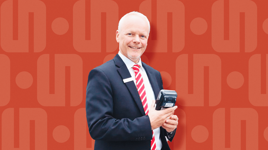 Banks: Chief Abel leaves after flight affair - savings bank showers him with praise