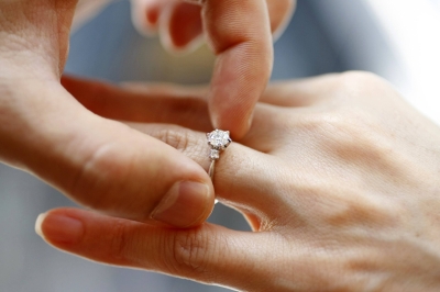 Ratio of Japanese singles seeking marriage drops below 80% for first time