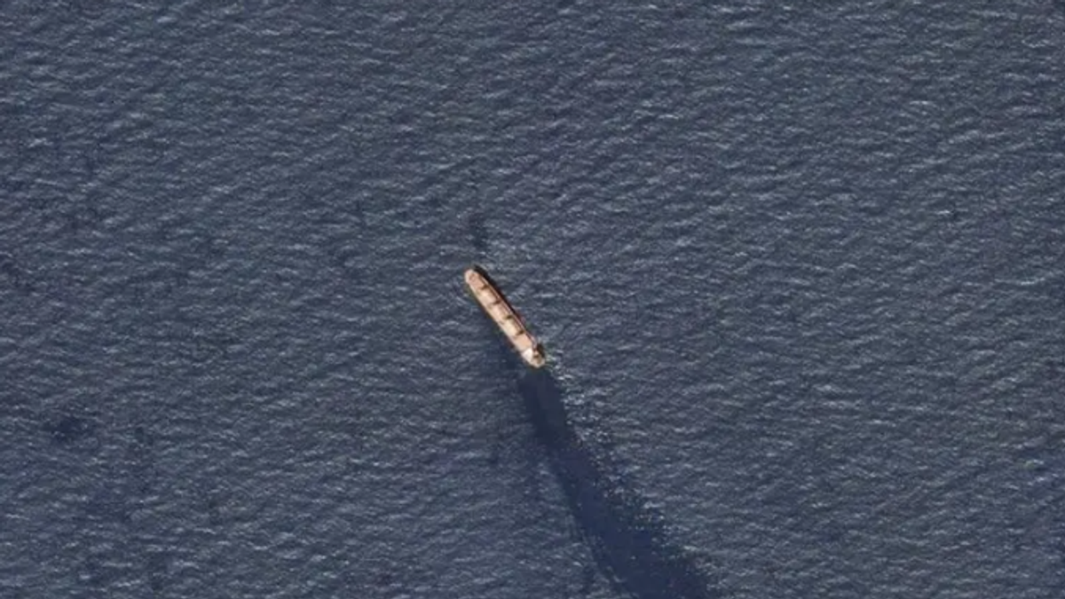 Oman reports oil spill from tanker reaches southeastern coast
