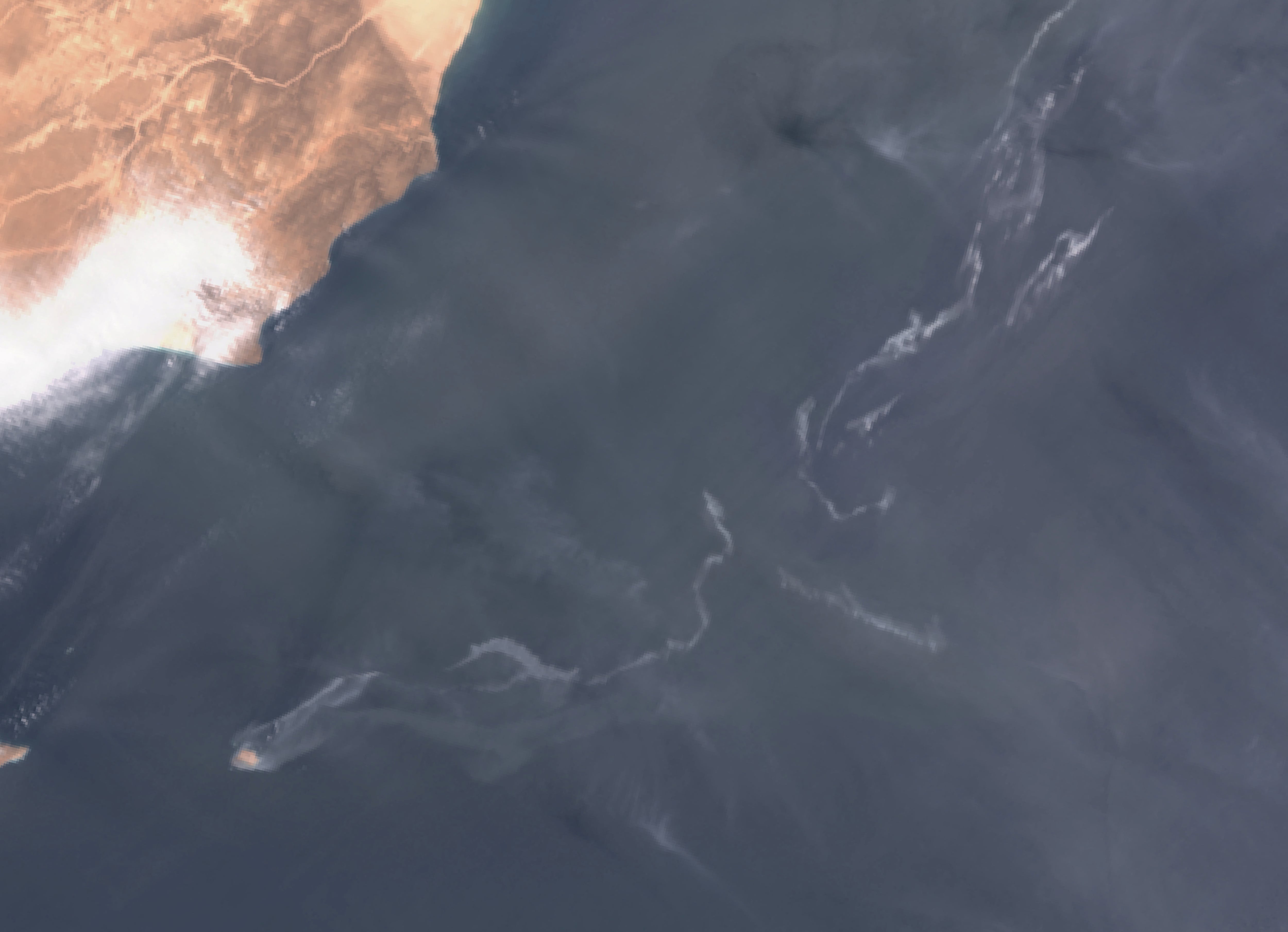 Oil leak reaches Oman's beaches and closes in on largest island