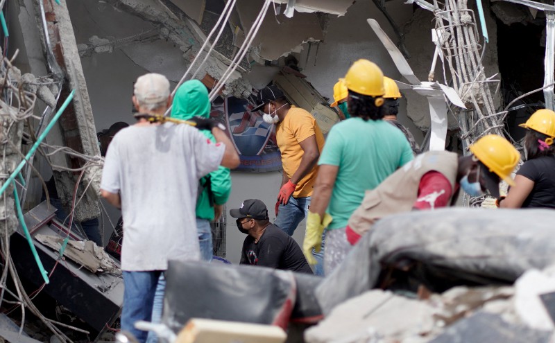 Colombia declares three days mourning for quake victims