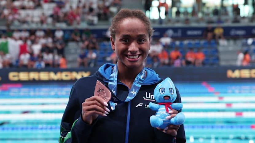 Italy's Curtis takes McKeown's 50m backstroke world record