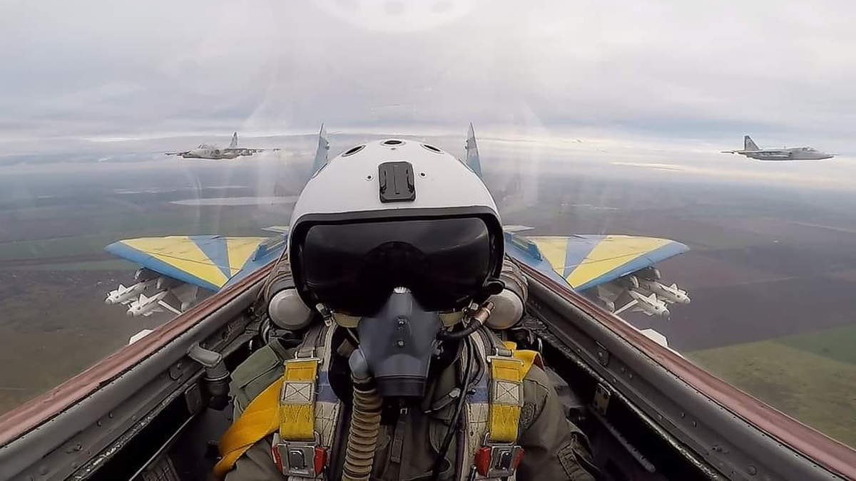 Zelenskyy meets Ukrainian pilots training in Canada