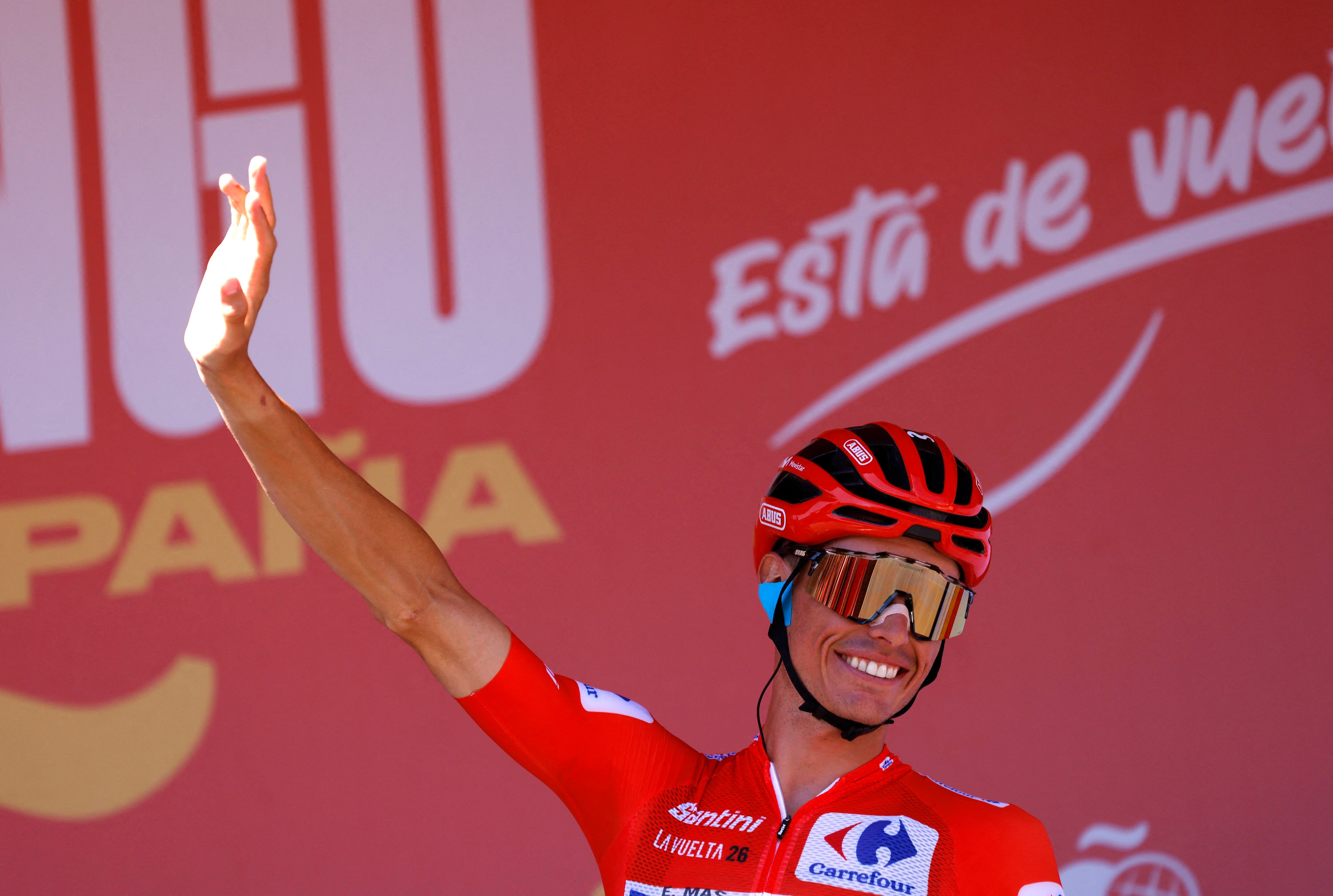 Enric Mas mantiene a raya a Roglic y acaricia la Vuelta a España en una etapa que gana Mikel Landa