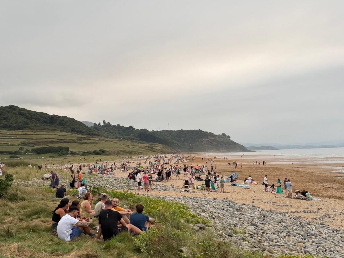 Oído durante el eclipse en una playa asturiana: “El del siglo que viene lo vemos en otro sitio”
