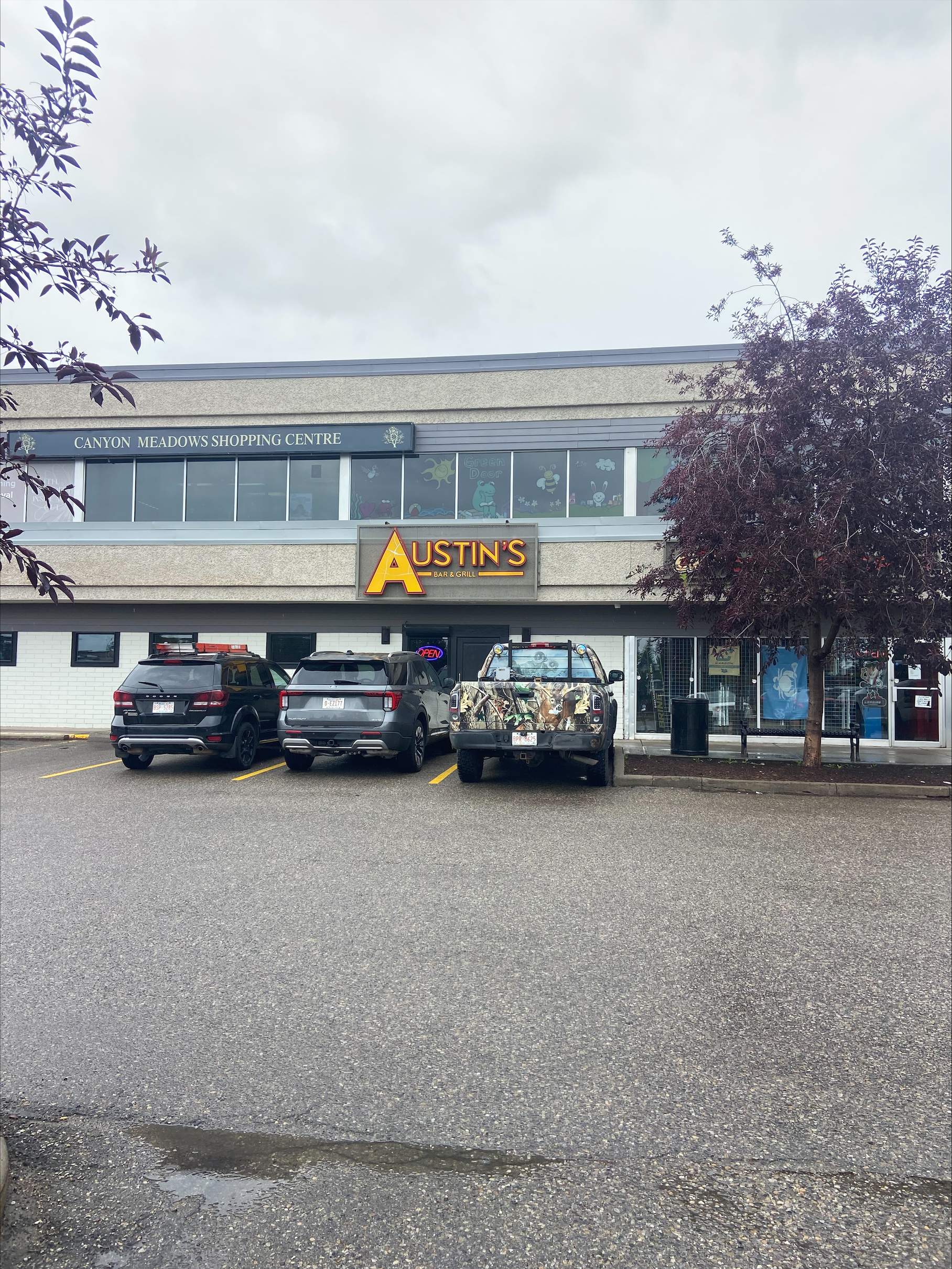 Calgary police investigating masked, armed robbery at restaurant in Canyon Meadows