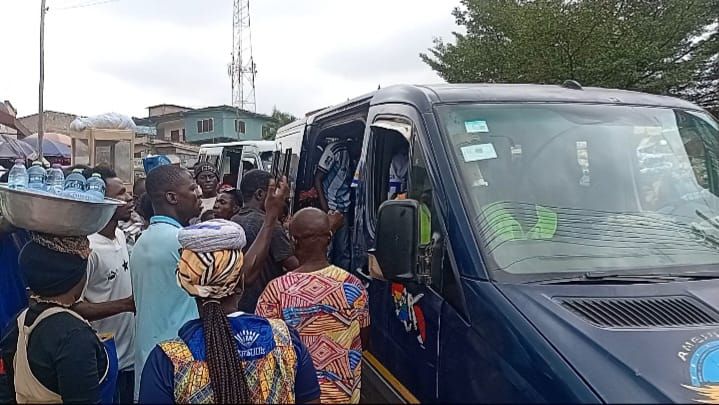 Kumasi: Trotro drivers clash with passengers over unauthorized GH¢5 fare increase to Offinso