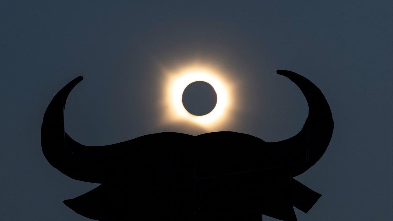 Solar eclipse turns day to night in Spain, wows crowds across Europe