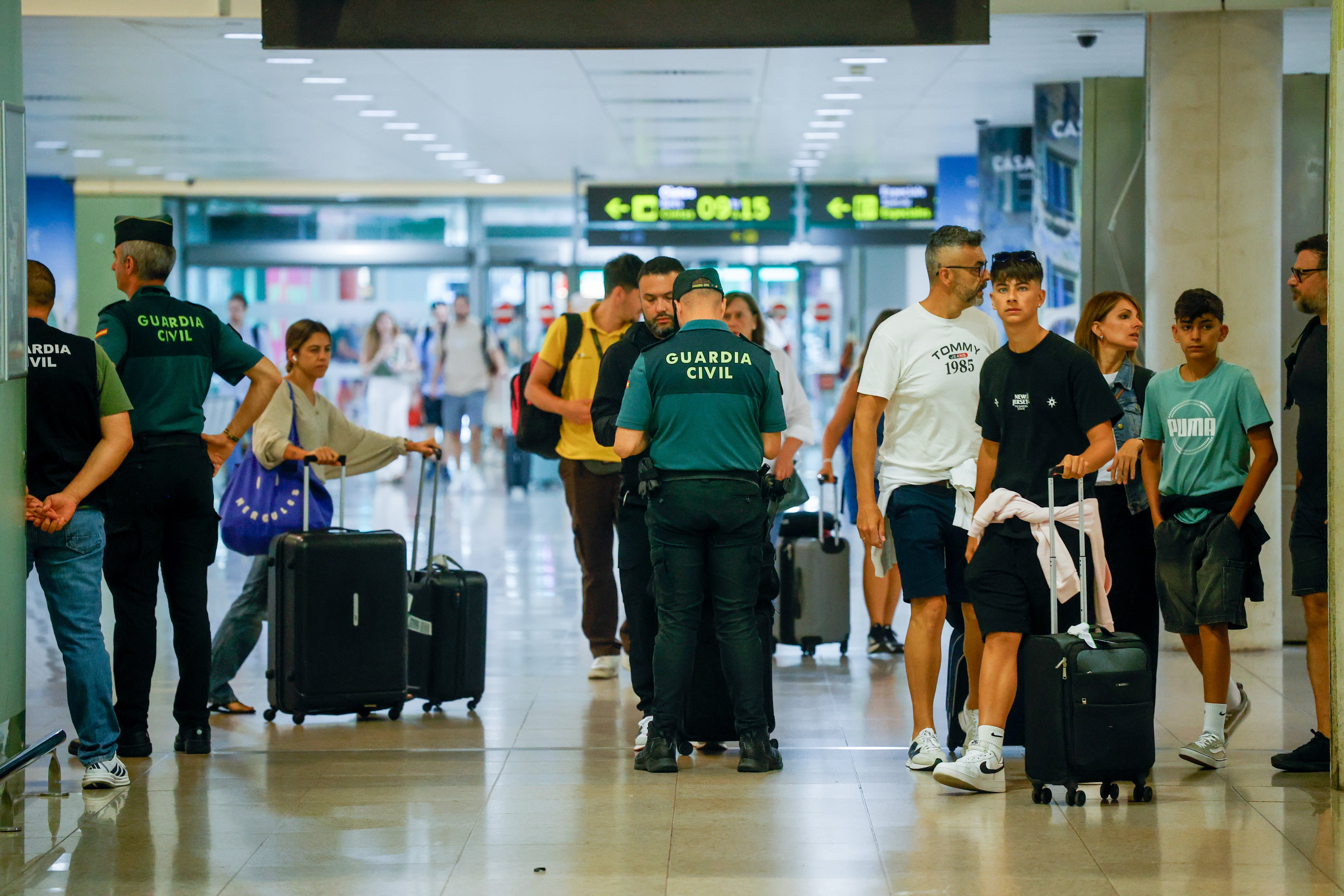 An electrical fault in the control tower at Barcelona-El Prat causes delays and cancellations