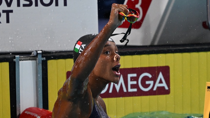 Teenager breaks Kaylee McKeown's backstroke world record