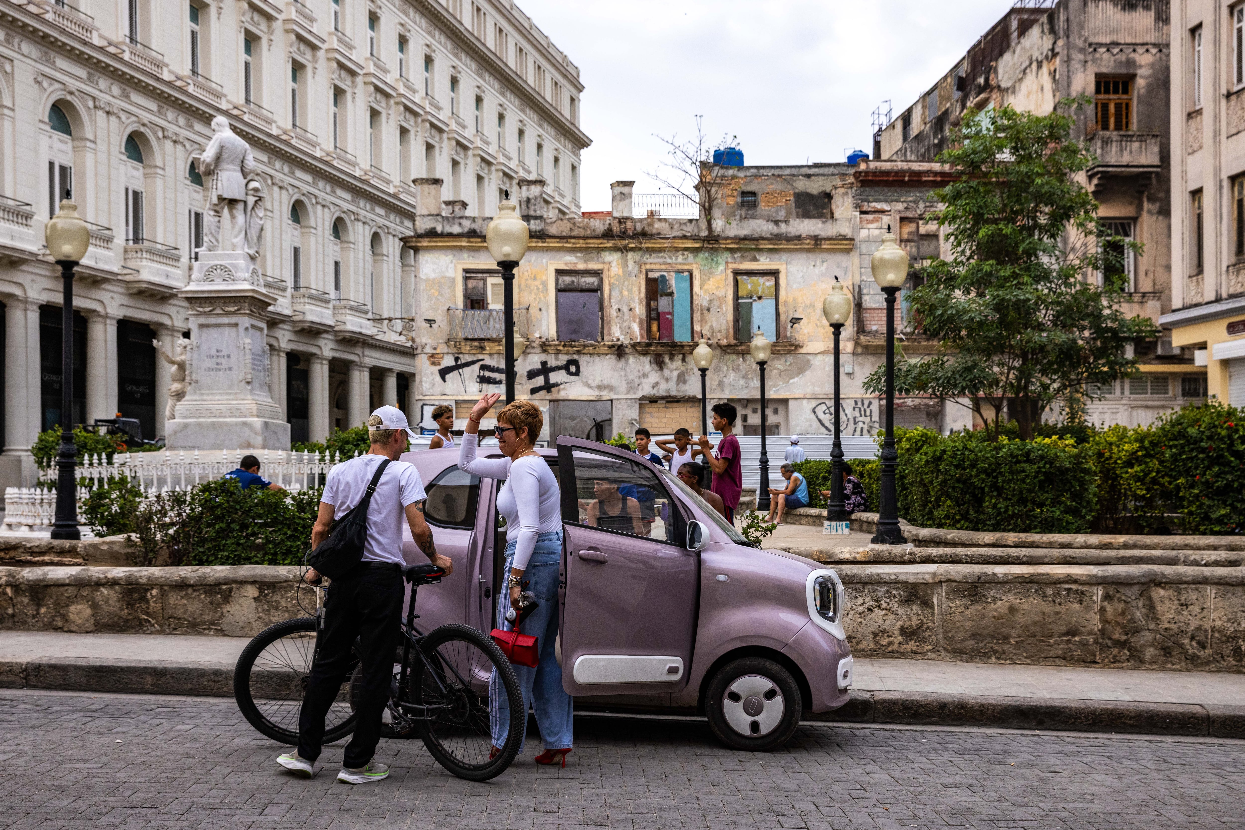 Homes in the dark and electric cars: Snapshots of inequality in Cuba