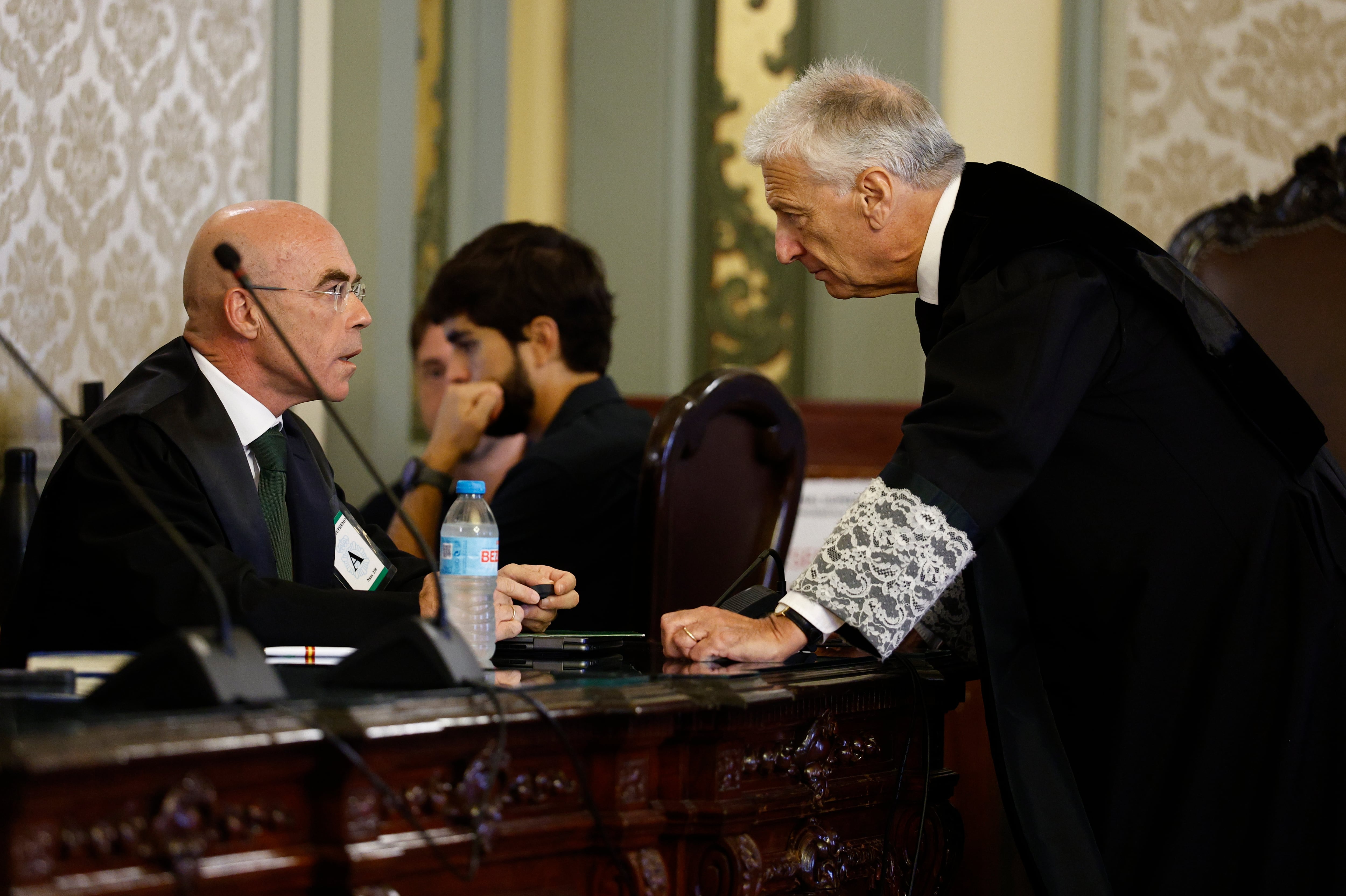Cuatro horas de deliberación para suspender el voto a miles de nacionalizados por la ‘ley de nietos’