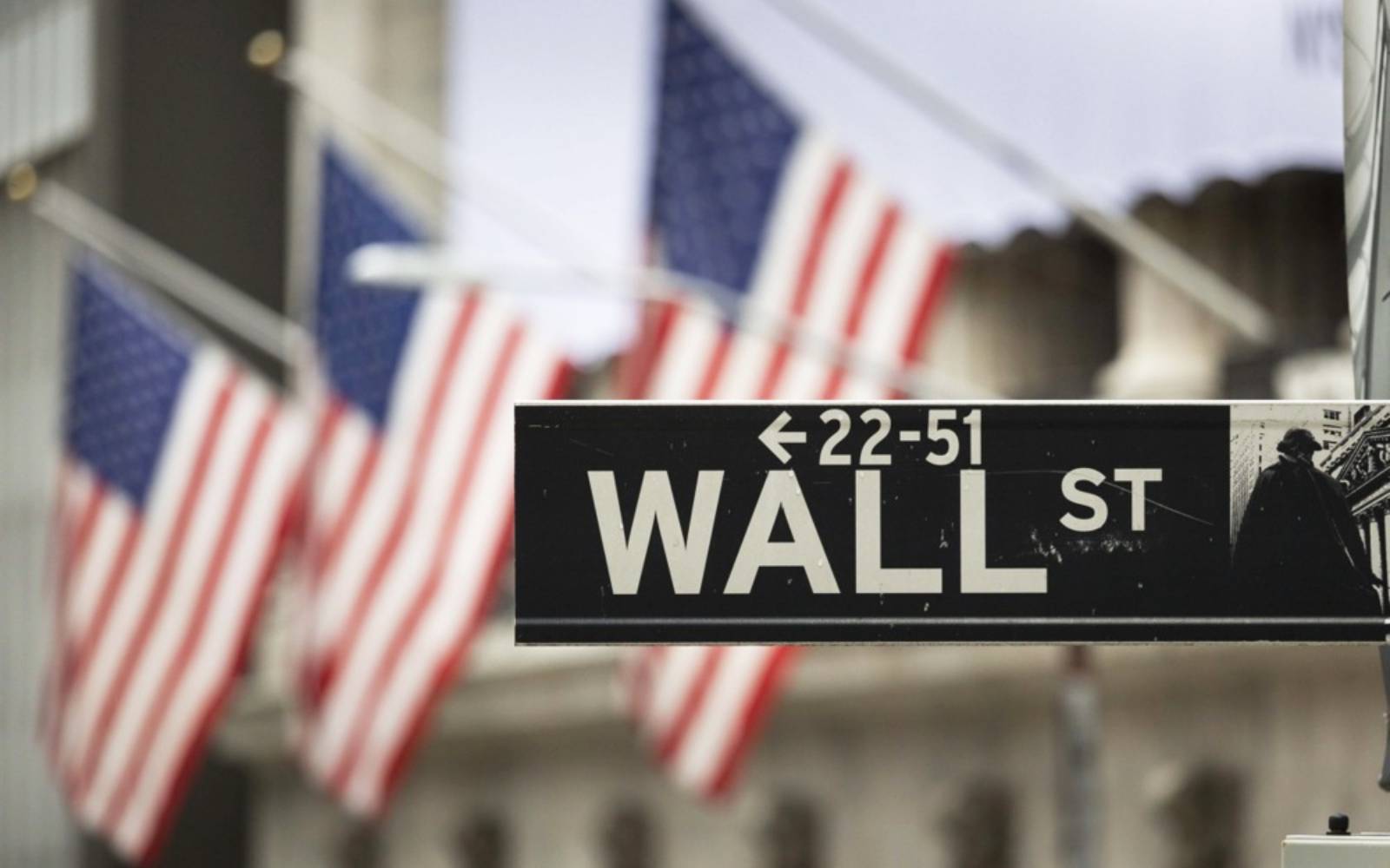 Oil prices climb again, as global stocks gain